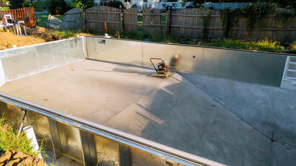 Gros plan sur paroi acier galvanisé d'une piscine hors-sol montrant la finition métallique