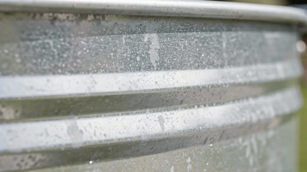 Gros plan sur paroi acier galvanisé d'une piscine hors-sol montrant la finition métallique