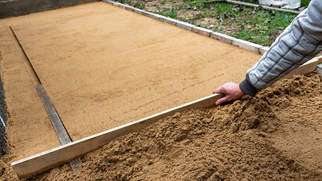 Préparation du sol avant installation piscine avec nivellement du sable